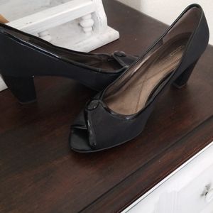 Black open toed pumps